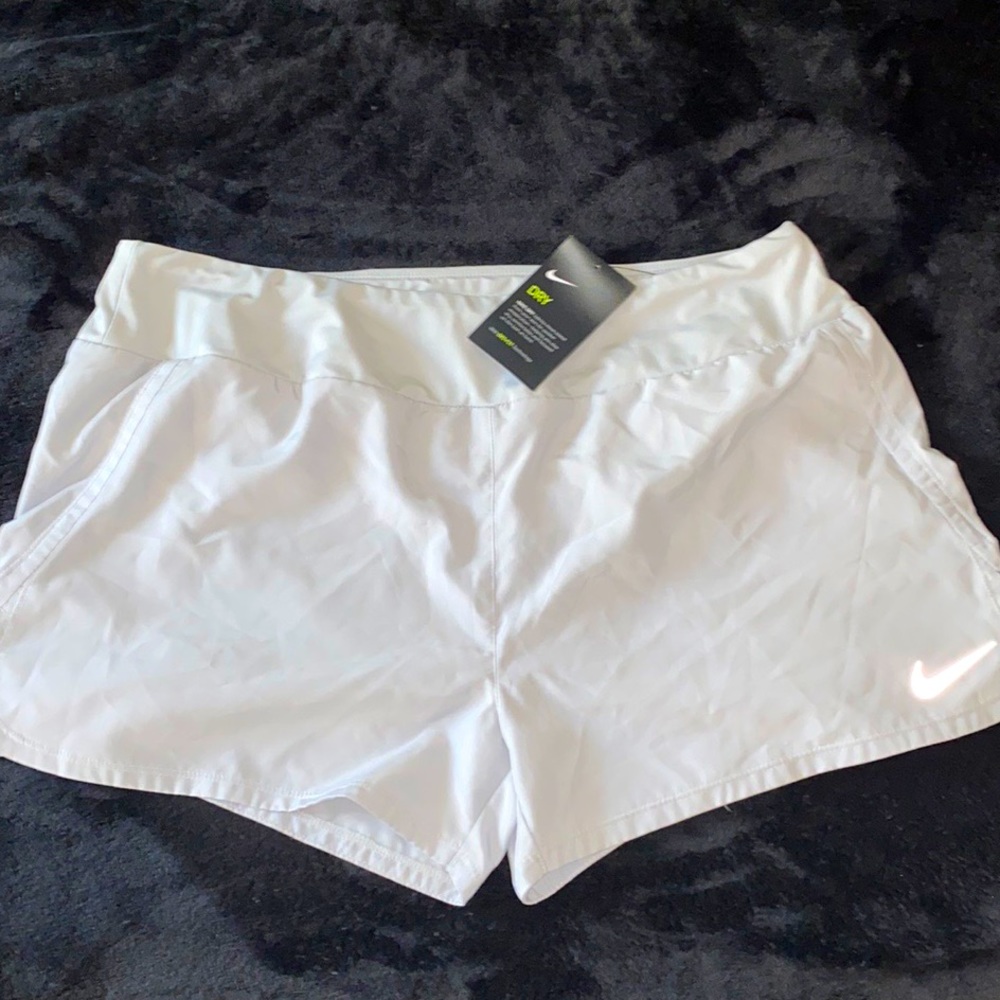 🚨 BRAND NEW 🚨 Women’s Nike “Dri-Fit” Athletic Shorts! Size: XL / Color: Silver